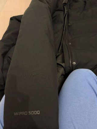 Chaqueta larga negra con capucha