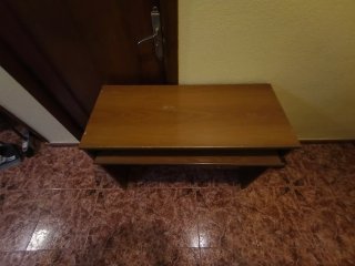 Escritorio de madera marrón