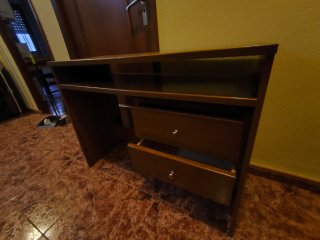 Escritorio de madera marrón