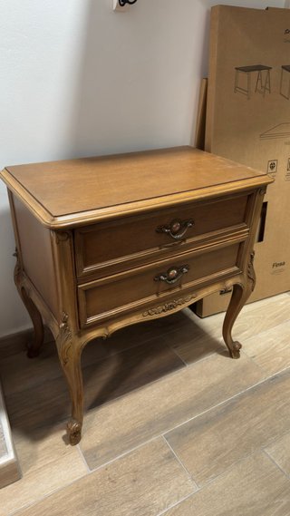 Mesita de noche de madera estilo clásico