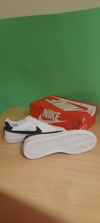 Nike Court Royale