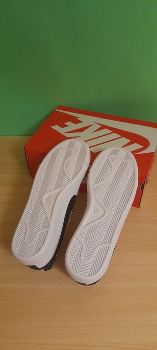 Nike Court Royale