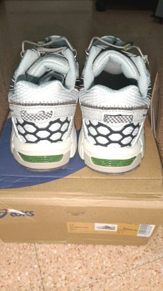 Zapatillas Asics grises y blancas