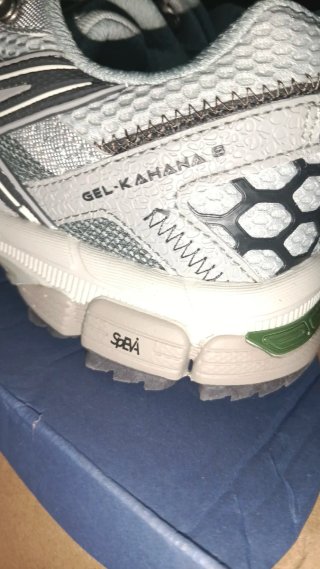 Zapatillas Asics grises y blancas