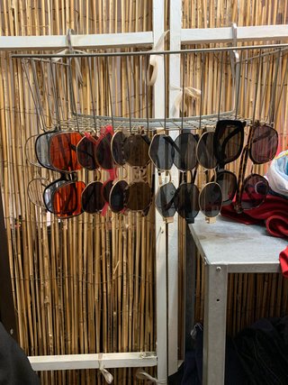 Abbigliamento, scarpe, cappelli, di seconda mano ma in ottime condizioni