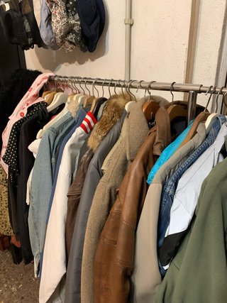 Abbigliamento, scarpe, cappelli, di seconda mano ma in ottime condizioni