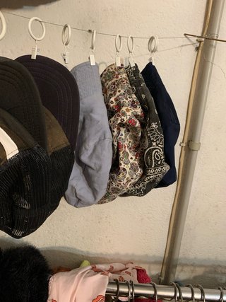 Abbigliamento, scarpe, cappelli, di seconda mano ma in ottime condizioni