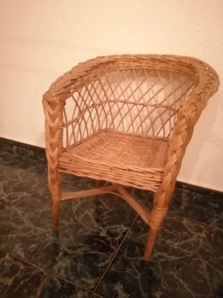 Silla de mimbre y madera