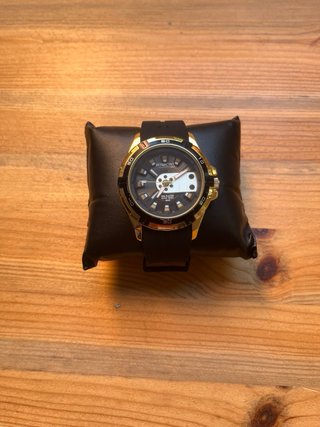 Reloj bañado en oro con esfera azul