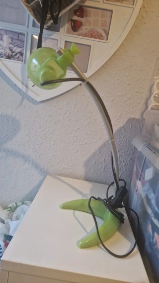 Lámpara de escritorio verde y plateada