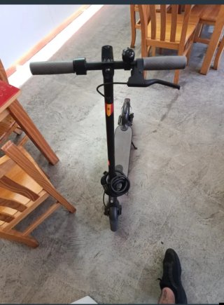 Patinete eléctrico gris