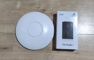 Ubiquiti UniFi AC Pro + PoE Adapter