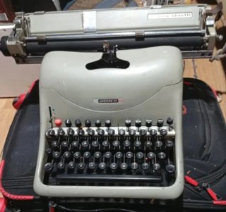 Máquina de escribir Olivetti Lexicon 80