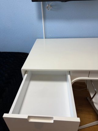 Escritorio de diseño blanco y silla giratoria