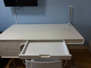 Escritorio de diseño blanco y silla giratoria