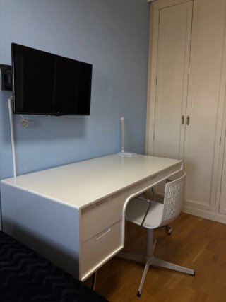 Escritorio de diseño blanco y silla giratoria