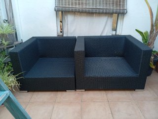 Sofás de exterior de mimbre plastificado negro.