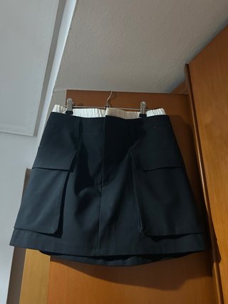 Falda azul marino con bolsillos