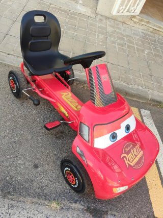 Coche de pedales rojo Rayo McQueen