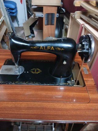 Máquina de coser Alfa antigua