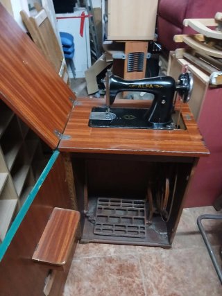 Máquina de coser Alfa antigua
