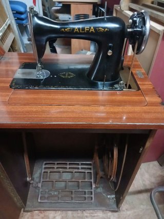 Máquina de coser Alfa antigua