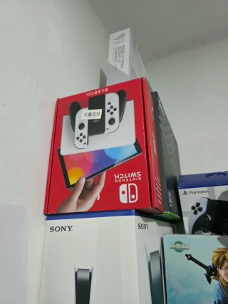 Nintendo Switch OLED BLANCA con caja  y  de viaje