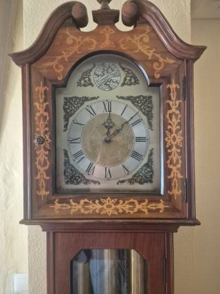 Reloj de péndulo antiguo de madera y marquetería