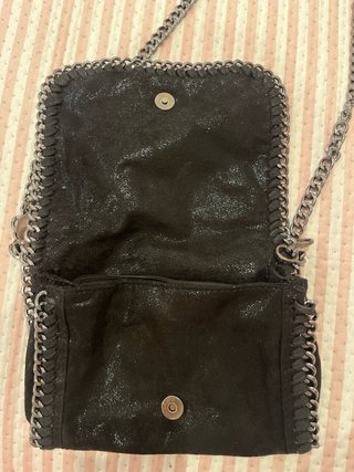 Bolso negro con cadena
