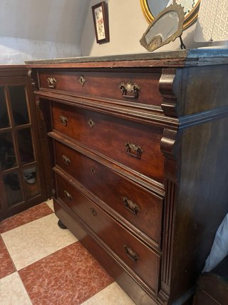 Cómoda antigua de madera con piedra de mármol