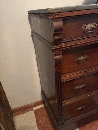 Cómoda antigua de madera con piedra de mármol