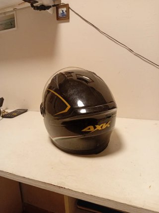 Casco de moto negro con visera