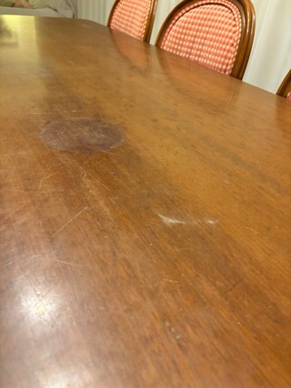 Mesa de comedor de madera.