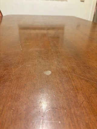 Mesa de comedor de madera.