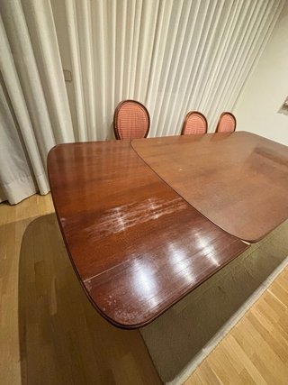 Mesa de comedor de madera.