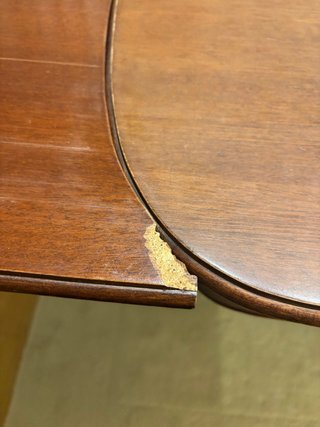 Mesa de comedor de madera.