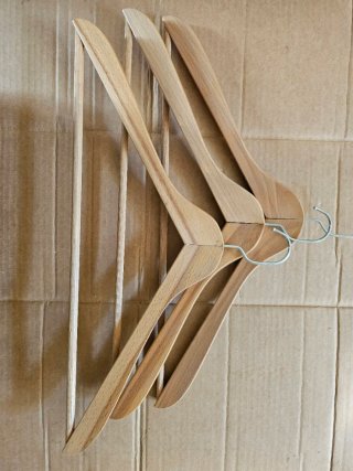 Perchas de madera con pinzas y variedades de model