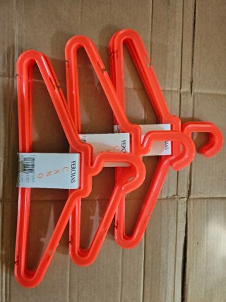 Perchas de madera con pinzas y variedades de model