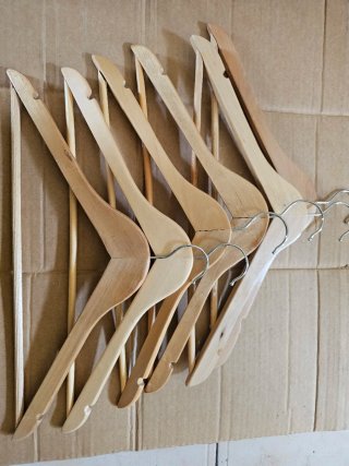 Perchas de madera con pinzas y variedades de model
