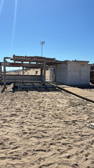 Chiringuito de playa con tarima y pergola