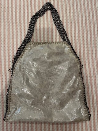 Bolso plateado con cadena