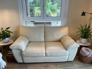 Sofá de piel beige 2 plazas