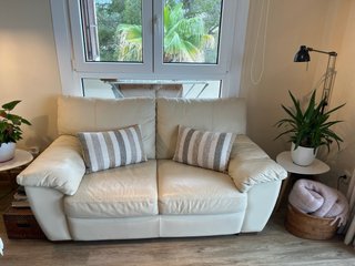 Sofá de piel beige 2 plazas