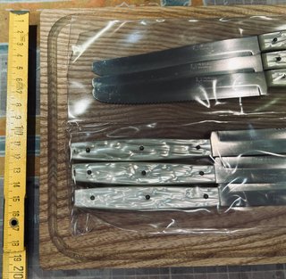 Set Tabla de madera  + cuchillos de mesa con sierra