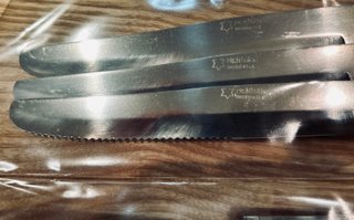 Set Tabla de madera  + cuchillos de mesa con sierra