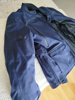 Chaqueta de moto azul con ventilación