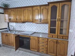 Muebles de cocina de madera y cristal