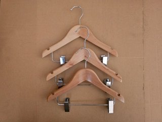 Perchas Madera con Pinzas y variedad de productos