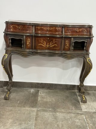 Mueble de madera con detalles dorados