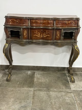 Mueble de madera con detalles dorados